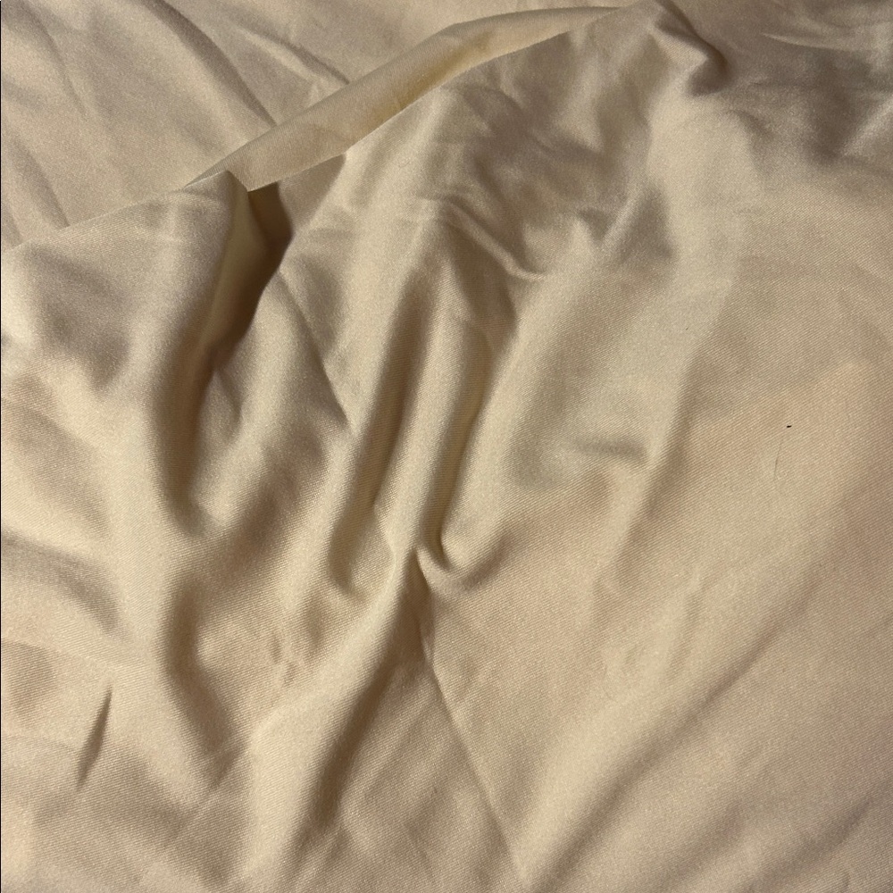 Chic Off White Spandex Table cover - Picture 2 of 3